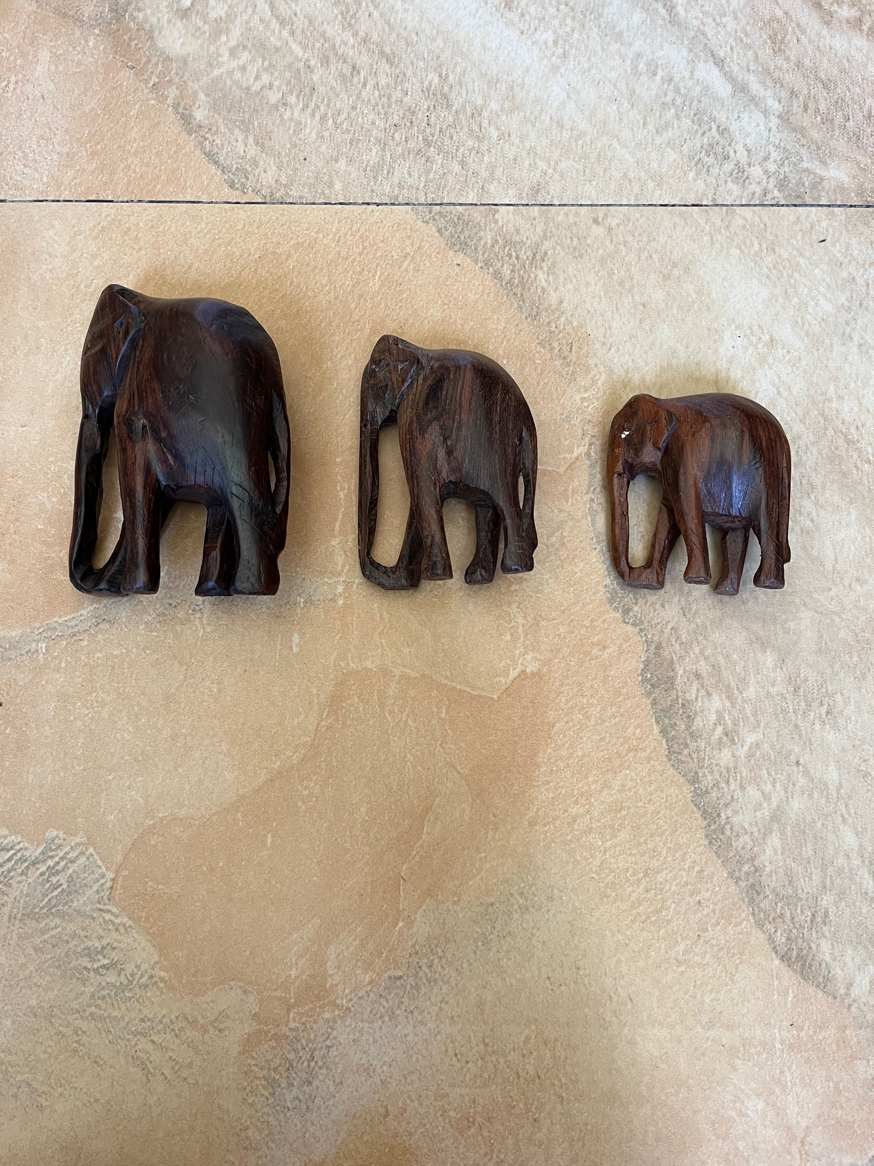 Figurki słoni z drewna egzotycznego