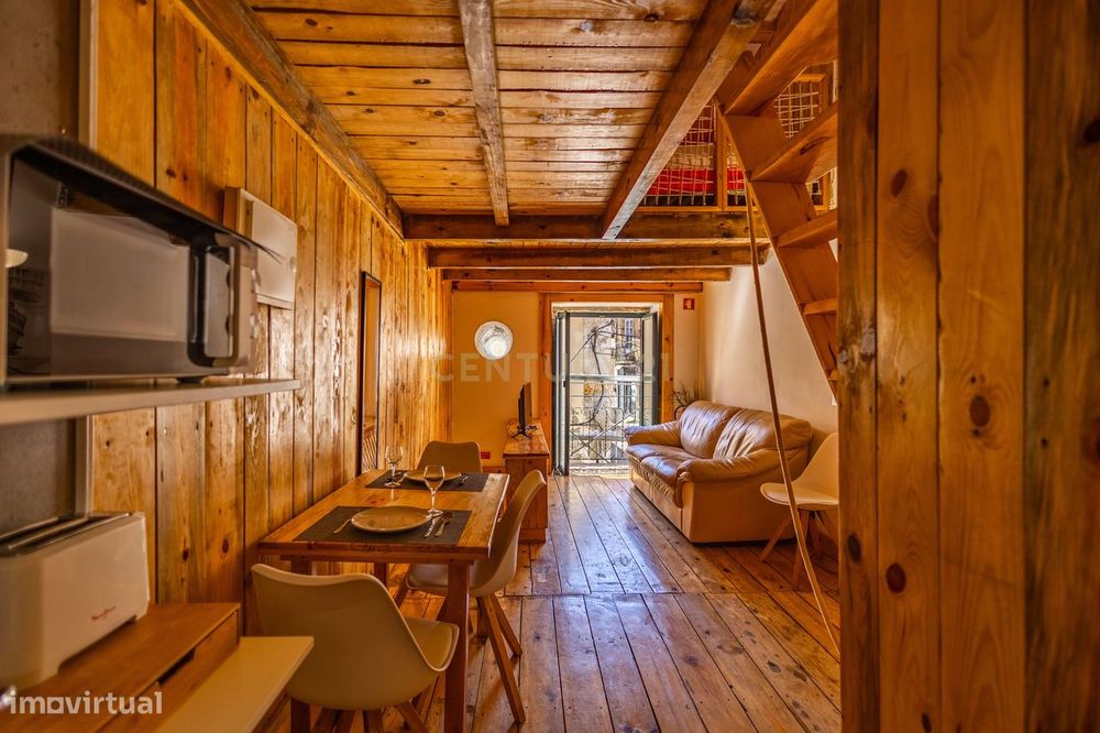 Oportunidade Única no Coração Histórico de Setúbal: Prédio com Dois Ap