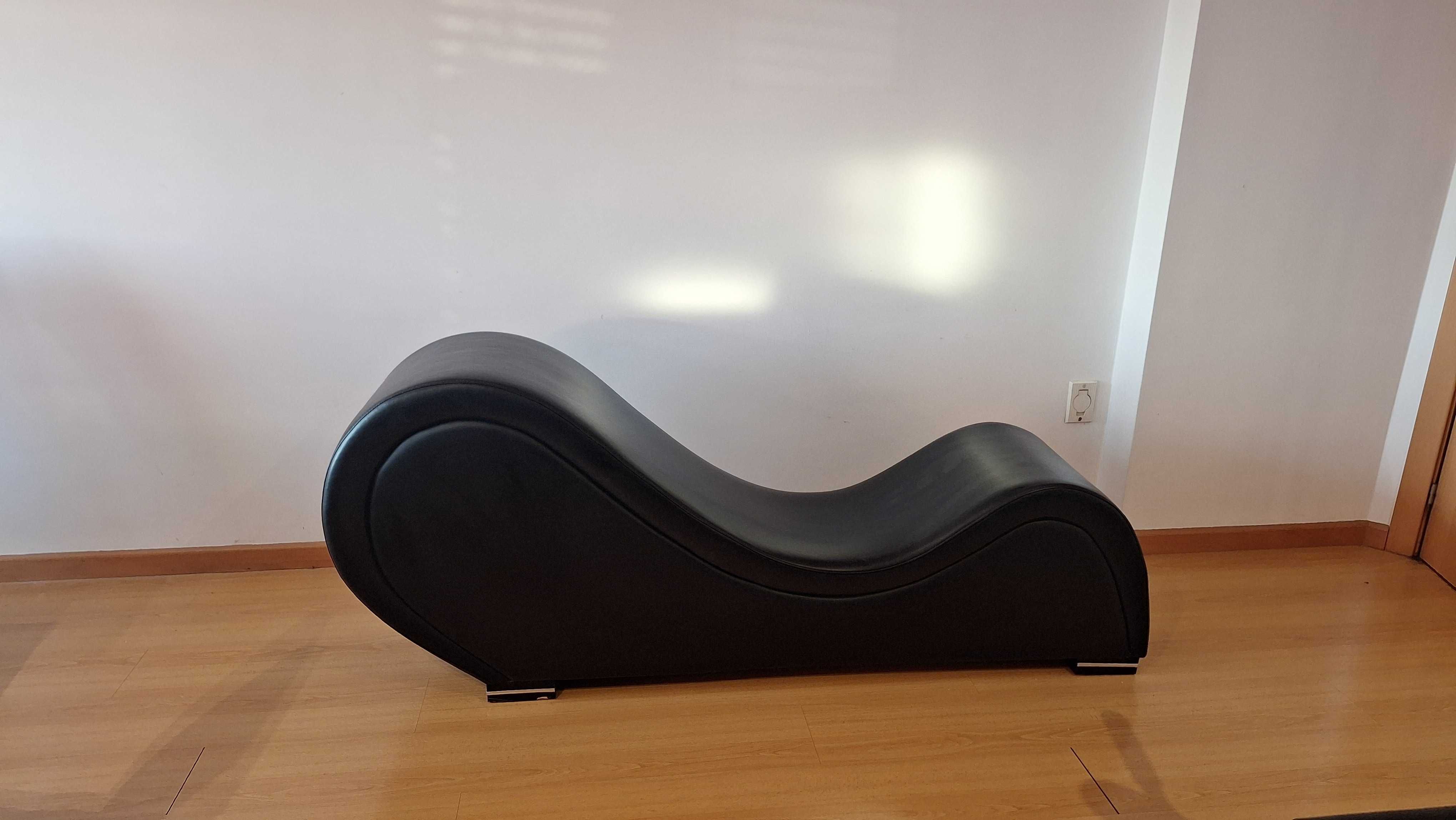 Poltrona Chaise Longue em Pele Preta