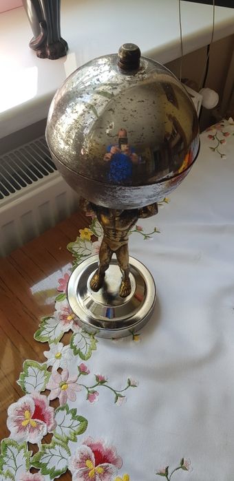 Puchar z ziemią i liścikiem