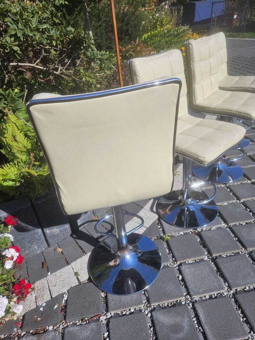 Obrotowe, regulowane krzesła barowe. lub kuchni.