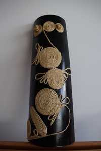 Telha em cerâmica, decorada com corda de sisal, para pendurar.