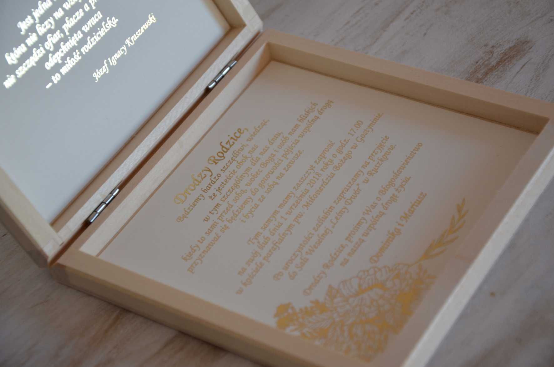 Zaproszenie ślubne dla rodziców w drewnianym pudełku złote