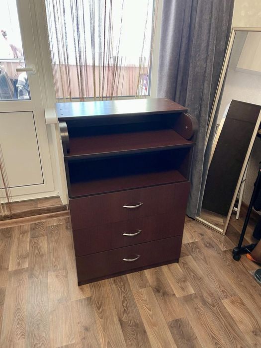 Пеленальним столик з комодом.