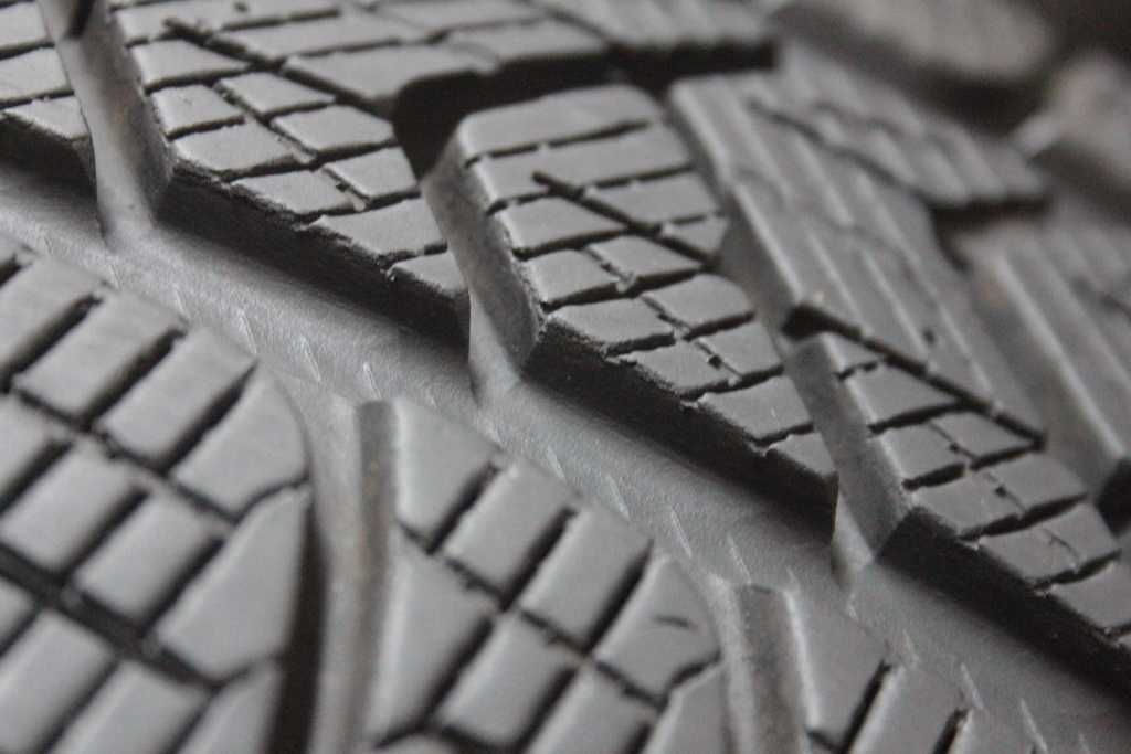 225/65/17 Pirelli Scorpion Winter 225/65 R17 106H XL