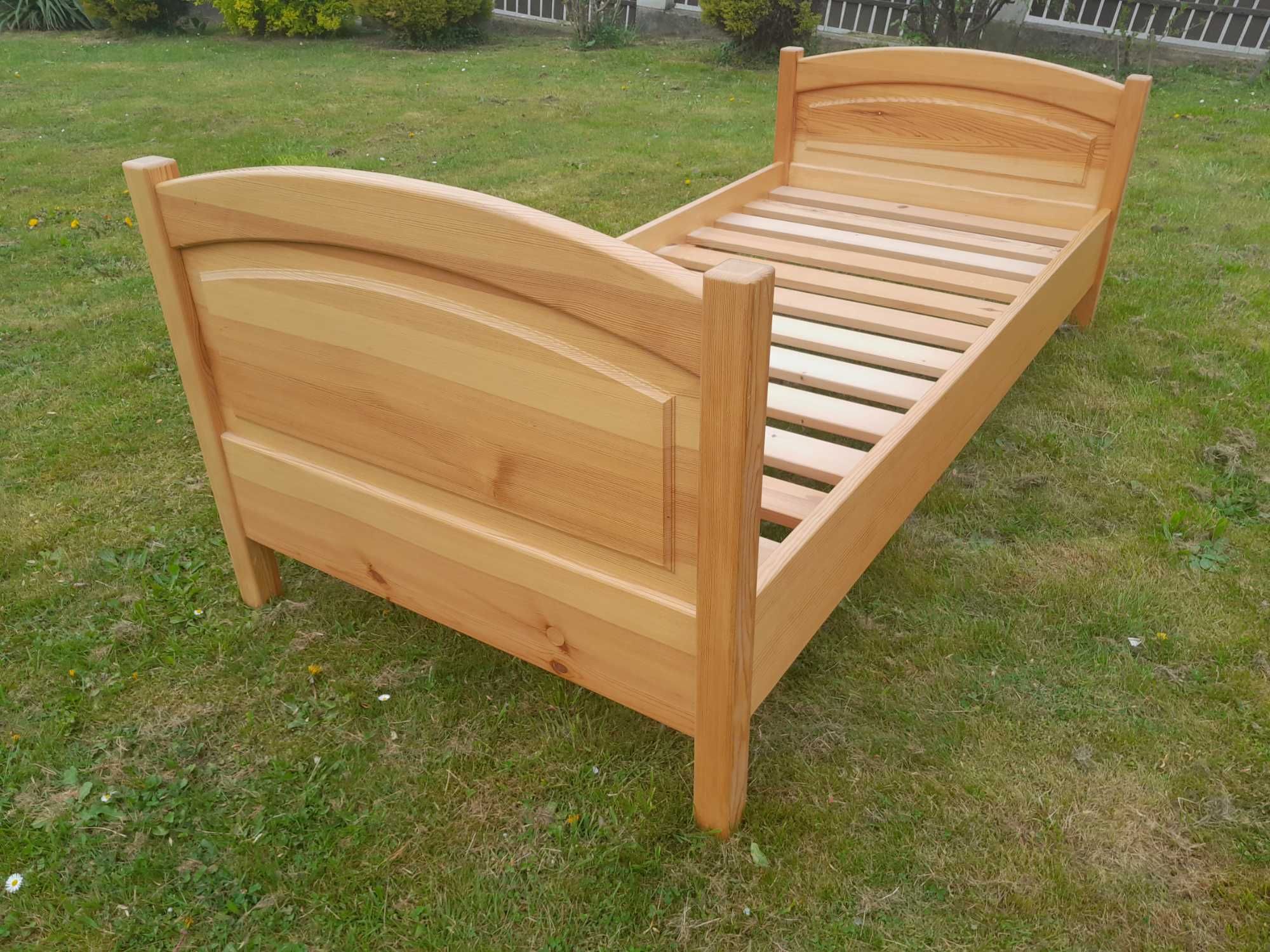 Łóżko z litego drewna sosnowego, 200 cm x 90 cm.