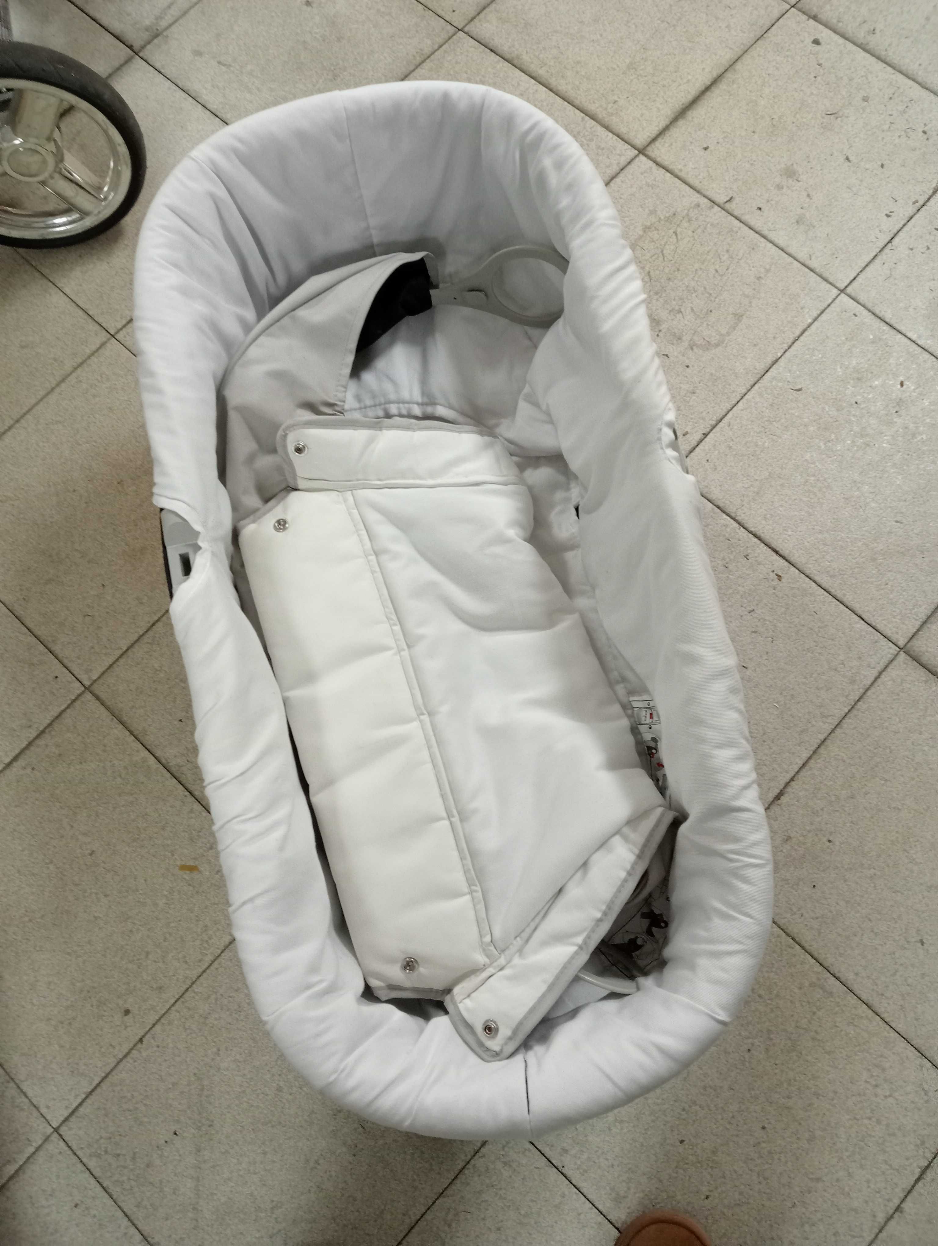 Cama para bebe usada em cor branca, carro de bebé e alcofa