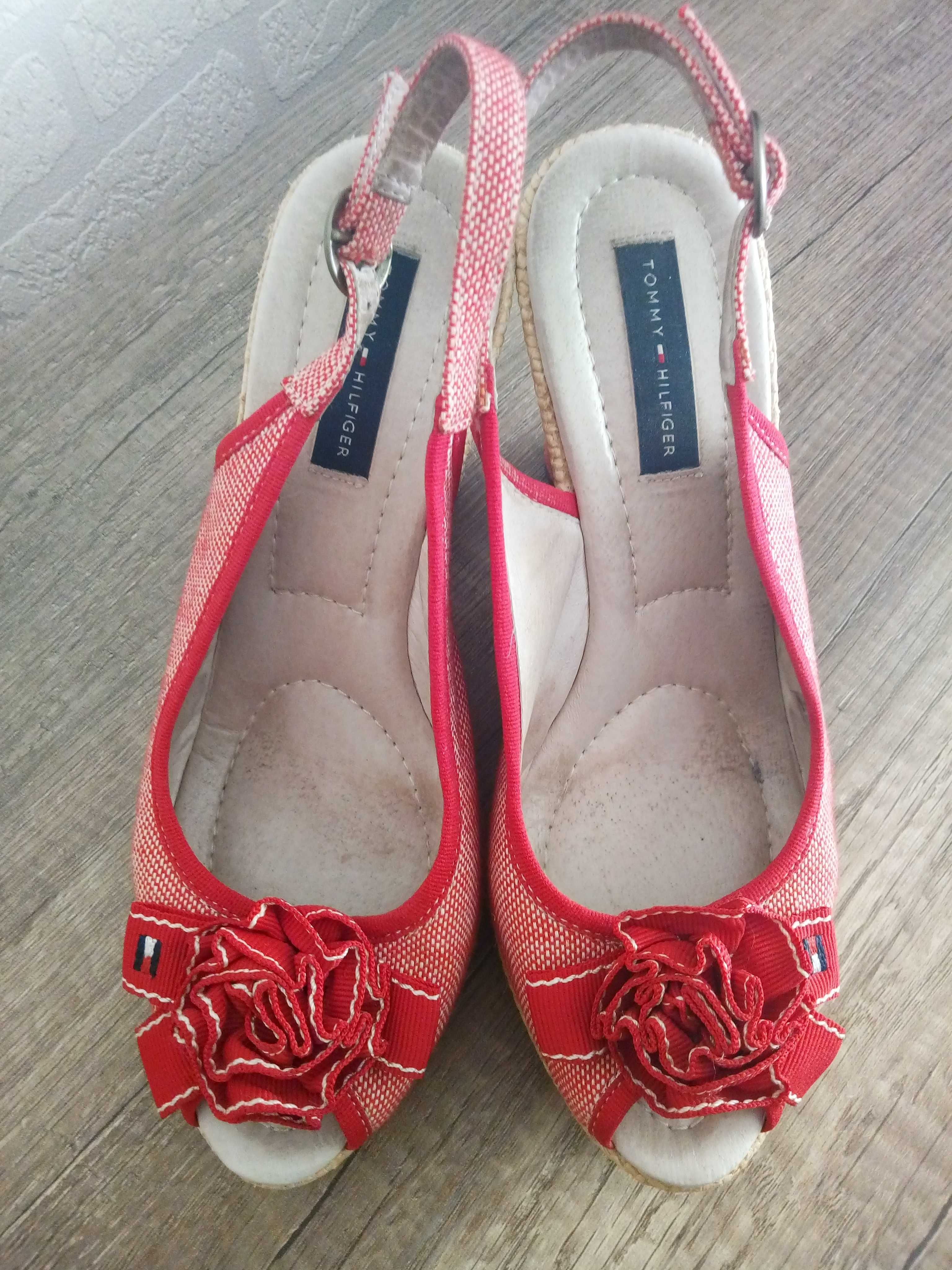 Czerwone buty na koturnie Tommy Hilfiger