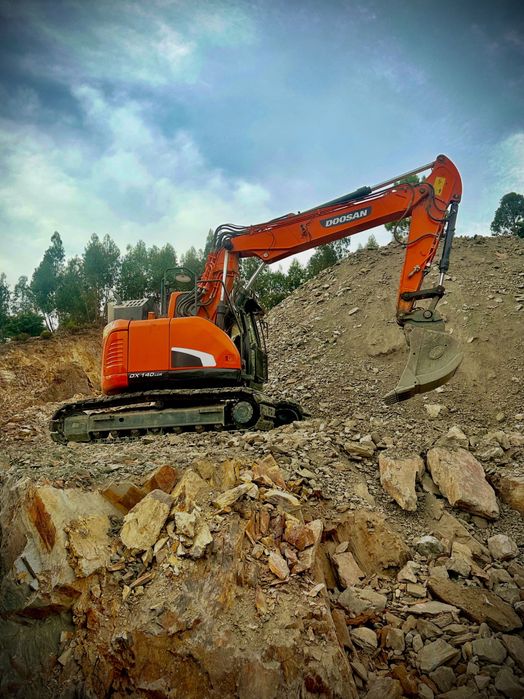 TERRAPLANAGEM e muros em pedra