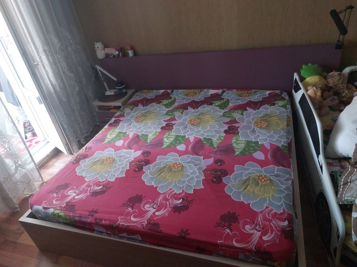 Кровать  і дві тумбочки
