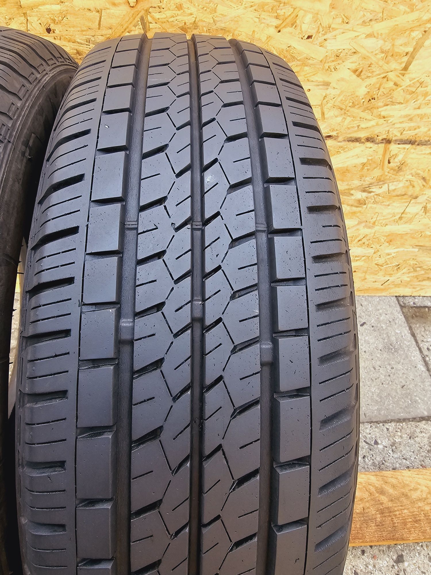 BDB Stan!!  6,7mm. 215/65 r16C Bridgestone Duravis. 2615