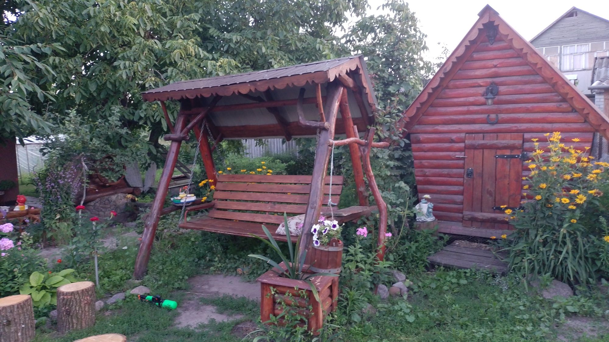Качели беседки домики душ туалет из натульного дерева