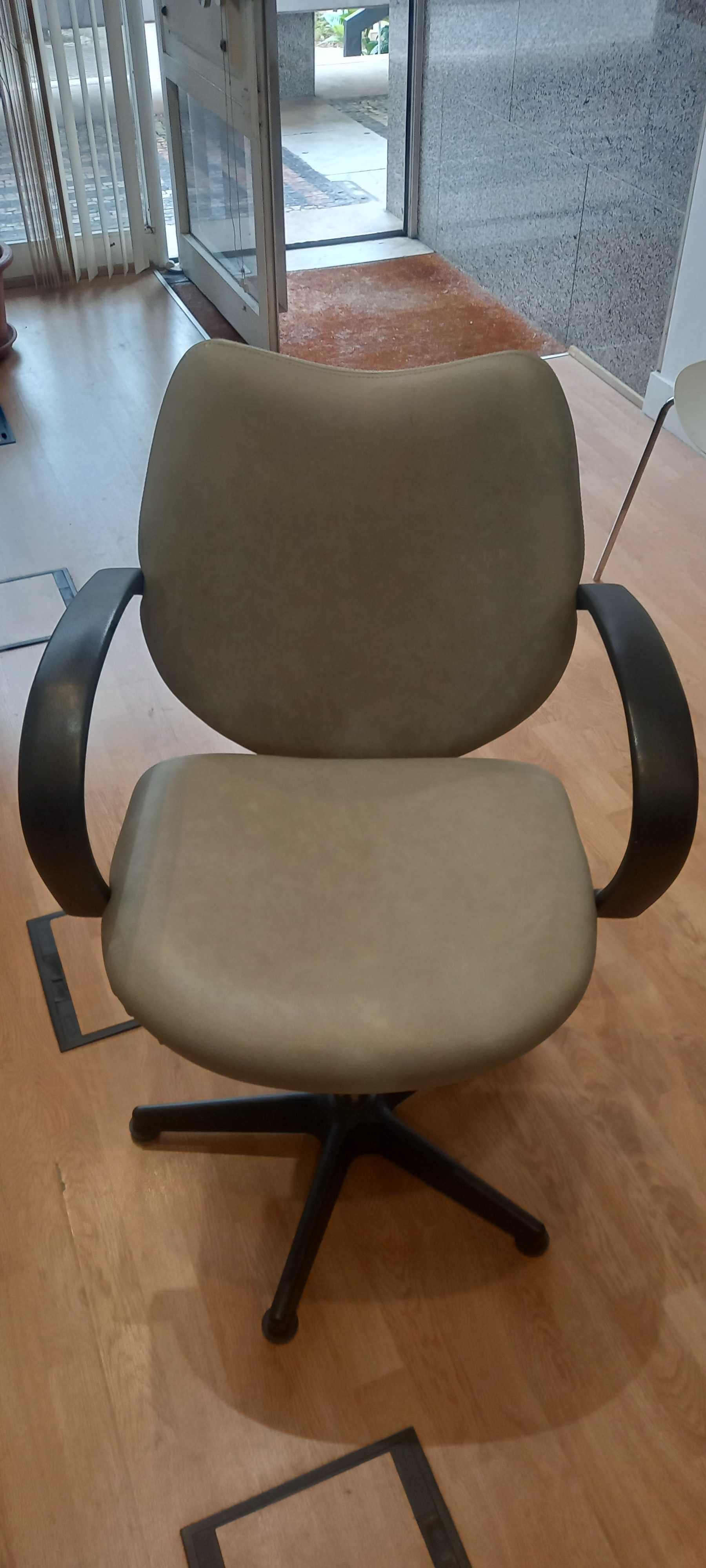 Cadeira cinza e preta para salão ou escritório