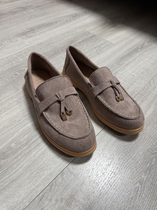 Замшеві бежеві лофери