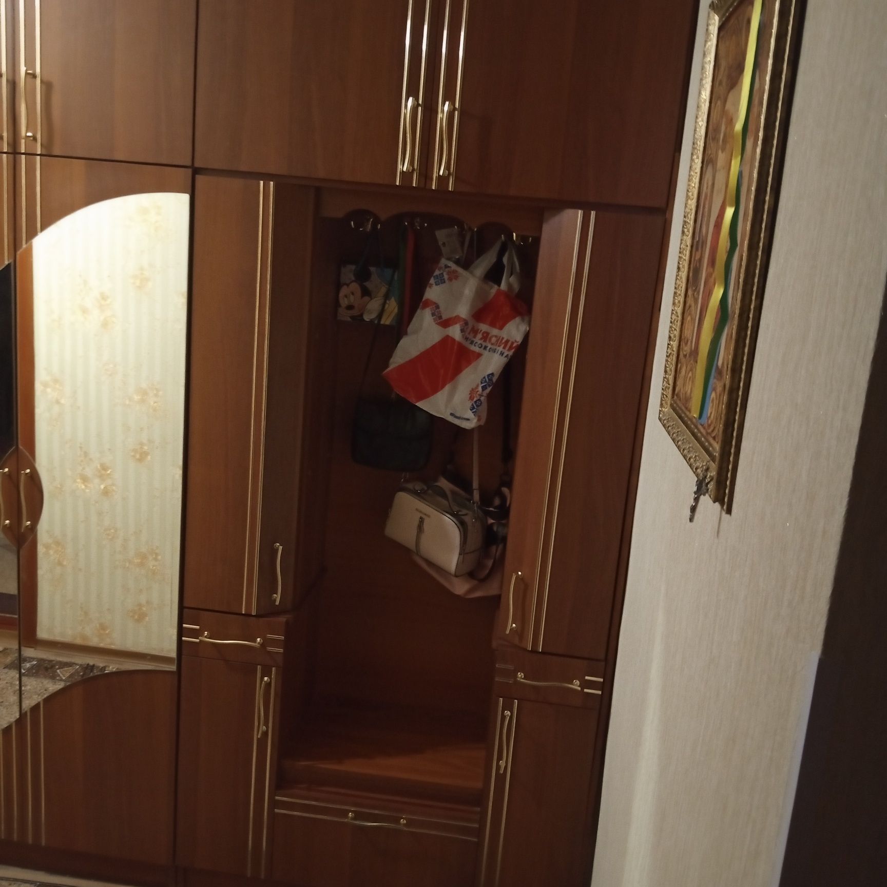 Продам стінку прихожої.