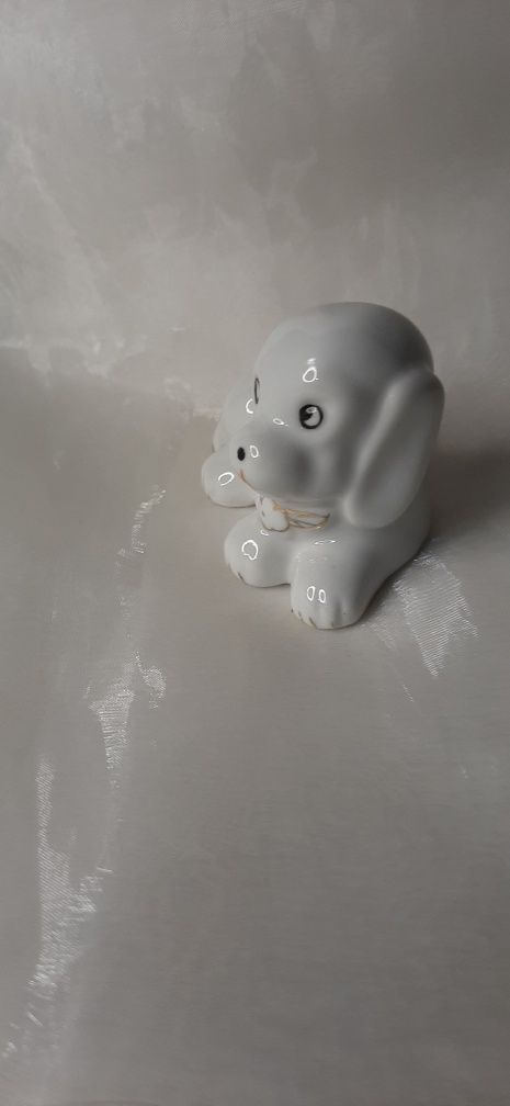 Porcelanowa figurka pieska ze złoceniami.