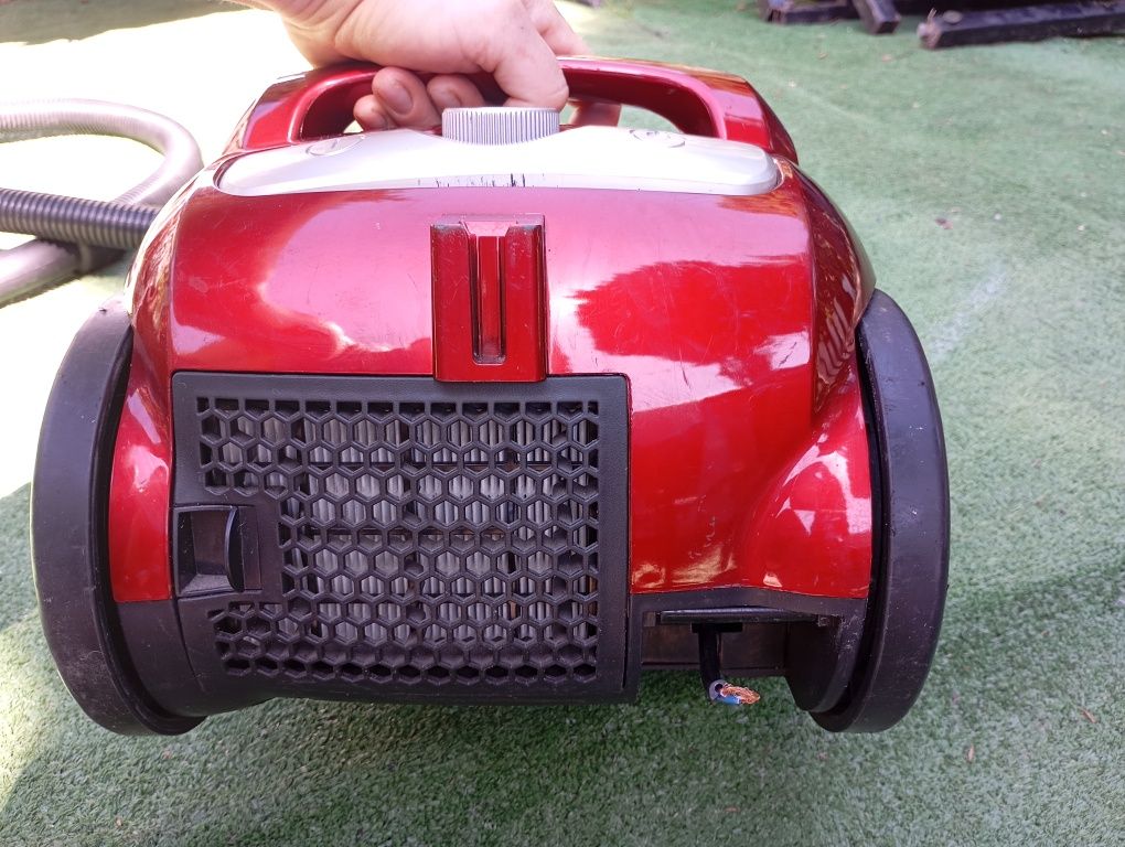 Odkurzacz cyklonowy Amica Bagio Eco VM3044, moc 900W + wąż. Czerwony