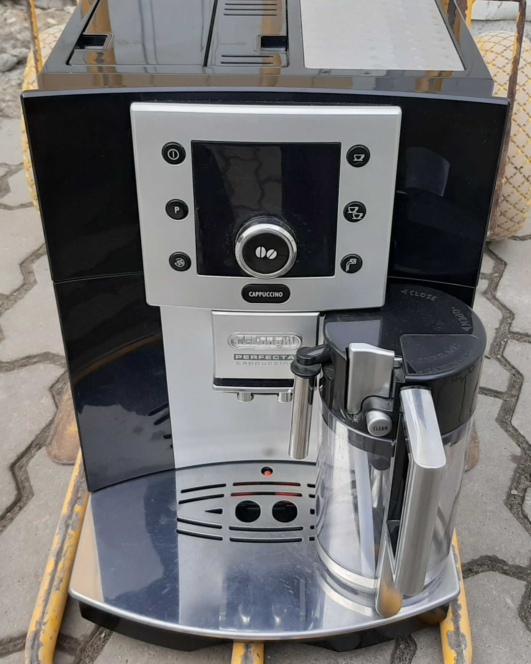 Кофемашина  кофеварка Delonghi Esam 5500 Perfecta с молочником б/у