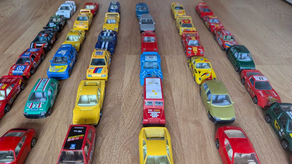 Coleção de 45 miniaturas Burago, Escala 1/43