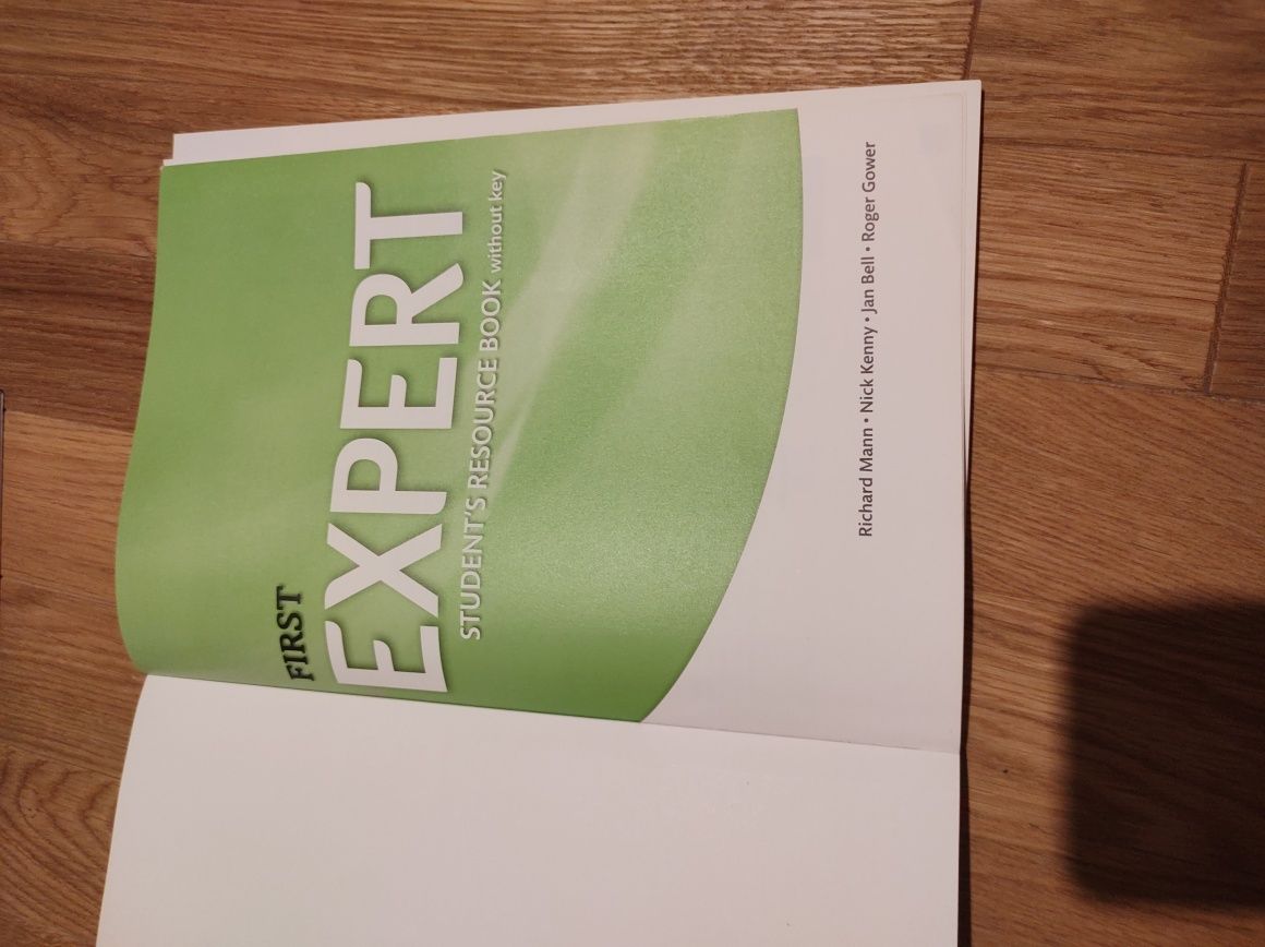 First Expert coursebook + student's resource book + slownictwo