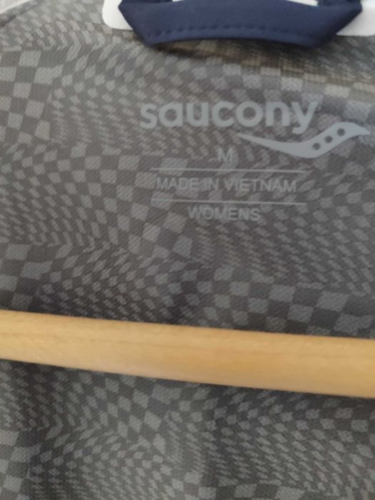 Вітровка  жіноча, спортивна. дуже  легка та якісна . Нова