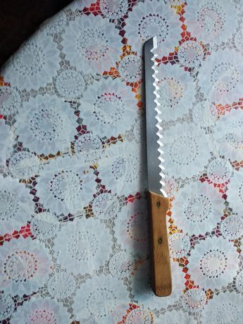 Кухонный нож для резки хлебобулочных изделий.