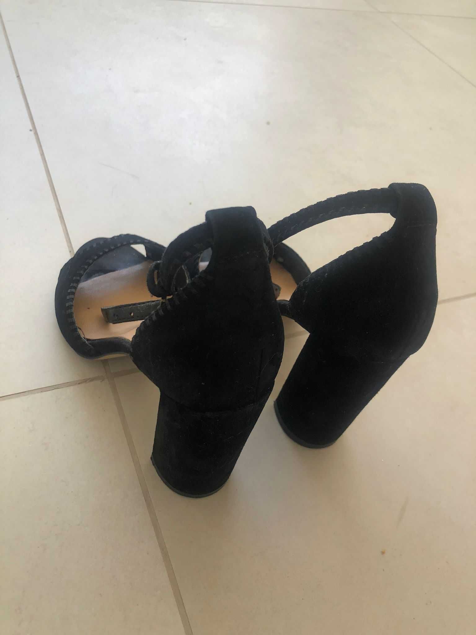 Sapatos pretos de salto alto (9cm). De camurça e da marca Aldo, n° 36.