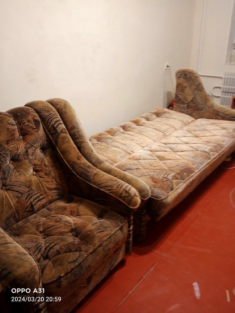 Продам 2 кресла (ракушка) и диван..