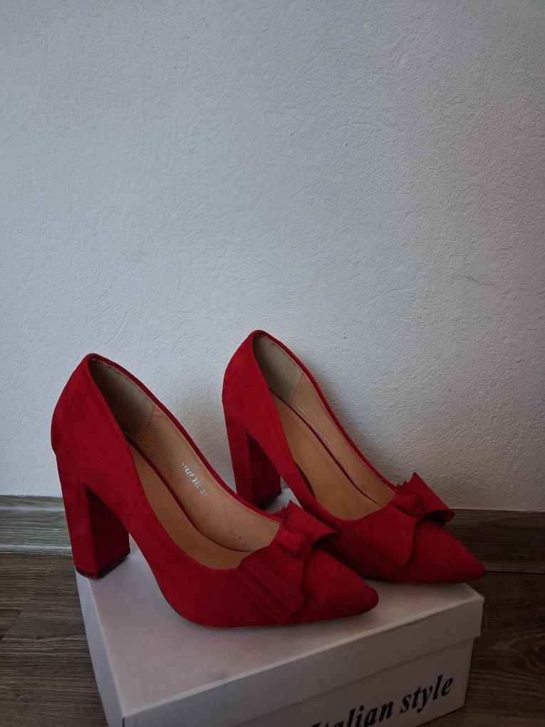 Czerwona buty na słupku