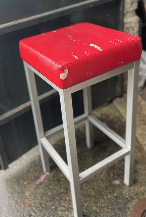 Estrutura de metal - banco alto forrado a couro