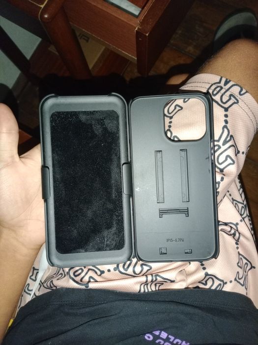 capa e um coldre com clipe de cinto para iPhone 15