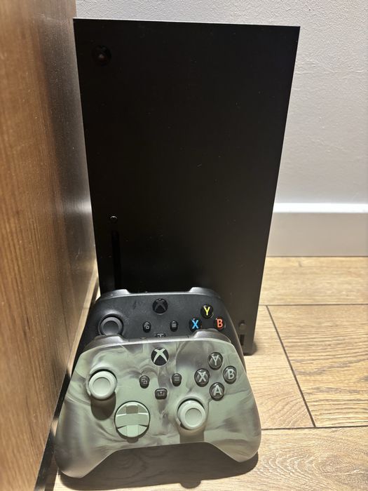 Konsola Xbox Series X + 2 pady