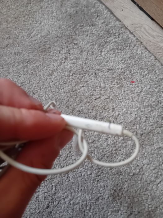 Białe przewodowe sluchawki iPhone