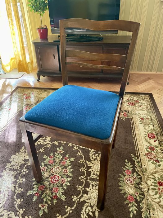 Stylowe krzesła vintage – ciemne drewno, niebieskie siedziska