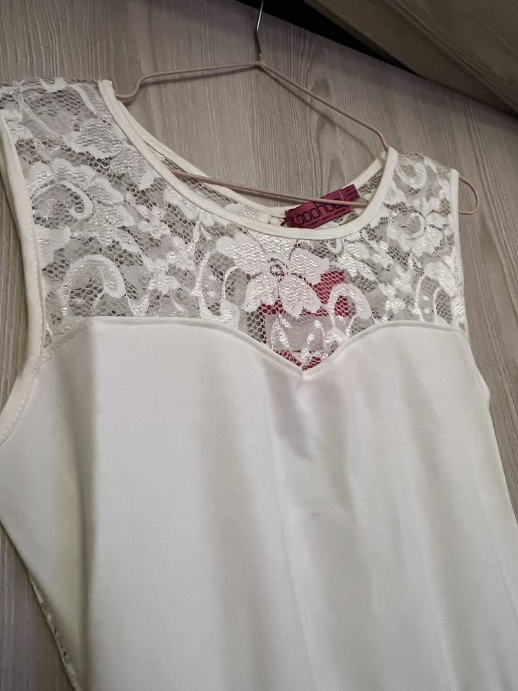 Vestido Boohoo branco com renda e cinto