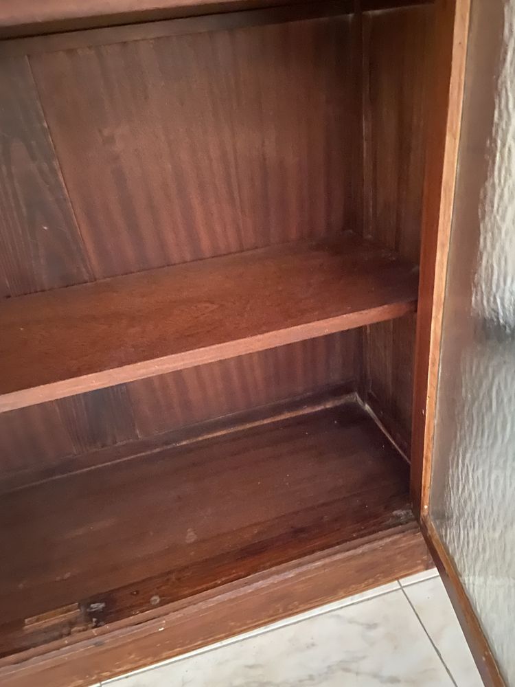 Móvel de madeira com portas de vidro