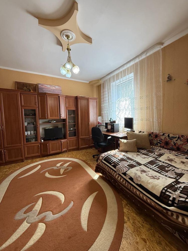 Продам 3 кімнатну квартиру у центрі