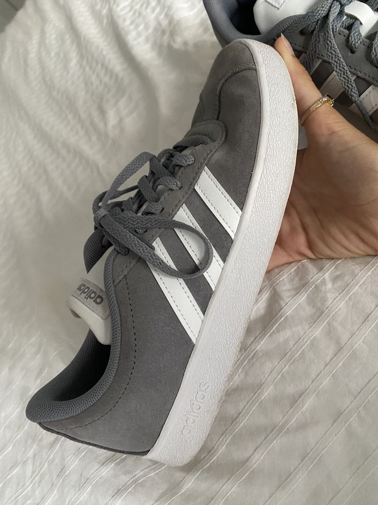 Tênis cinzentos da Adidas