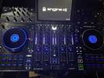 DENON DJ PRIME 4 + (so usei 4 vezes em casa) Ainda tem os plasticos