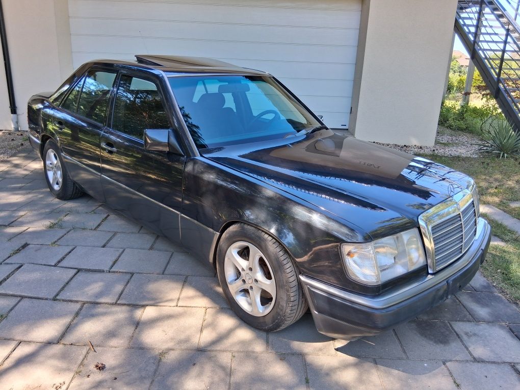 Mercedes  124 idealnie zachowany.