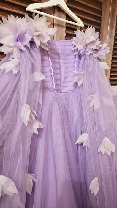 Пишна сукня для дівчинки ростом 146-152 зі шлейфом