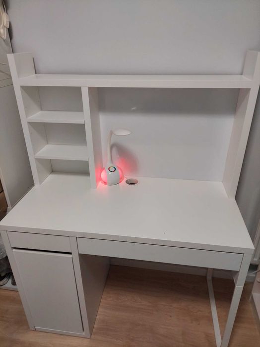 Biurko IKEA MICKE z nadstawką z tablicą magnetyczną i lampą led