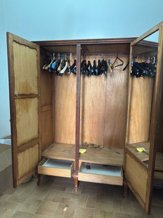 Roupeiro com 3 portas Clássico em Madeira