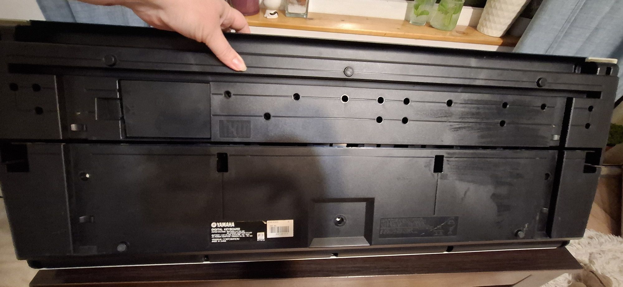 Keyboard YAMAHA PSR E323, że stojakiem, oparciem na nuty i ładowarką,