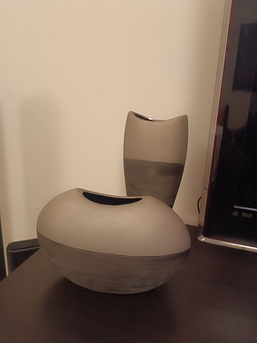 Jarra Alta. Porcelana Moderna. Preta e Cinza