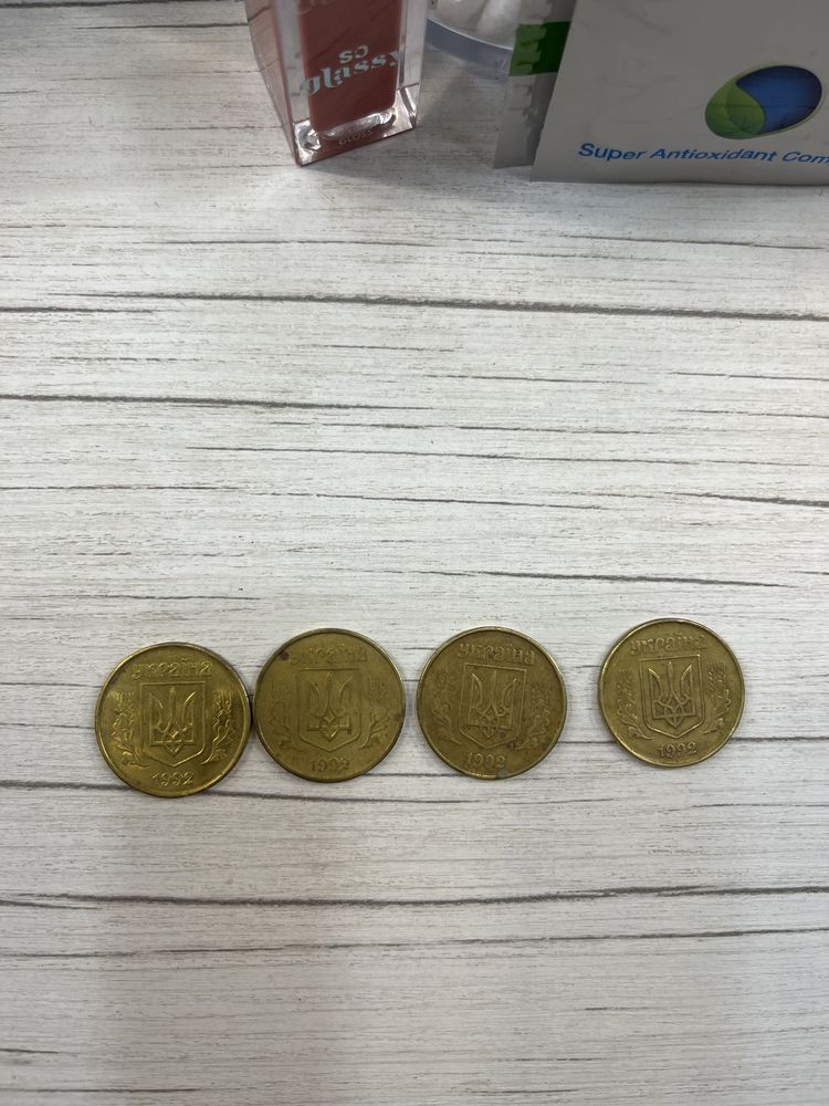 Разные монеты 50 копеек 1992 года. Редкие. Состояние отличное. 4 ягоды
