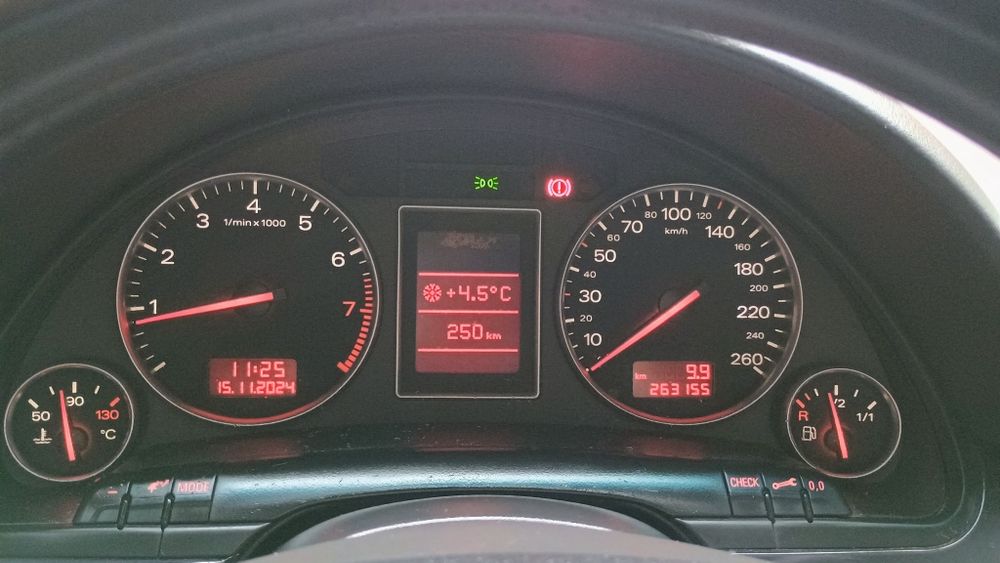 Продам Ауді А4 б6 1.6 бензин