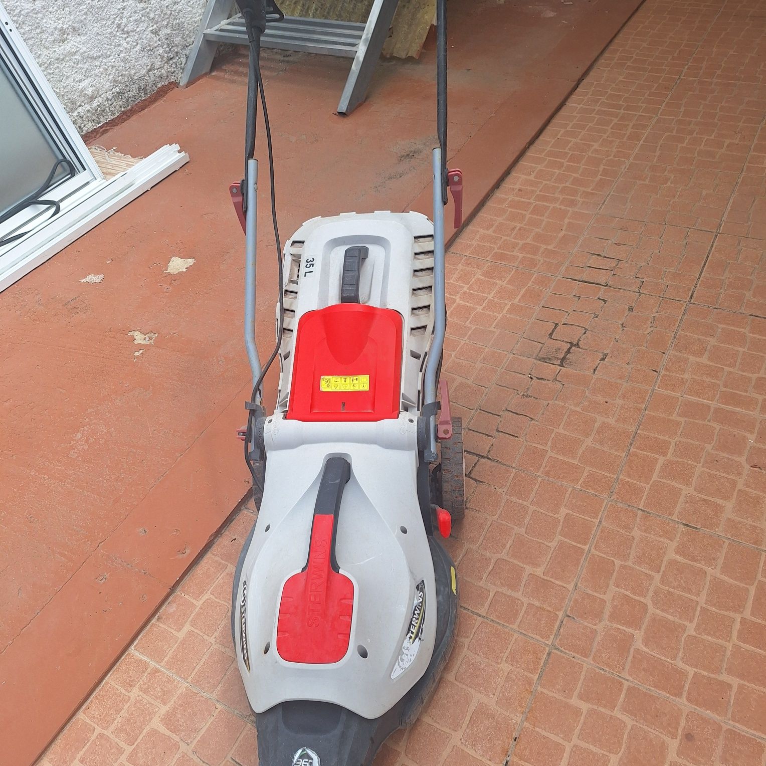 Máquina de cortar relva
