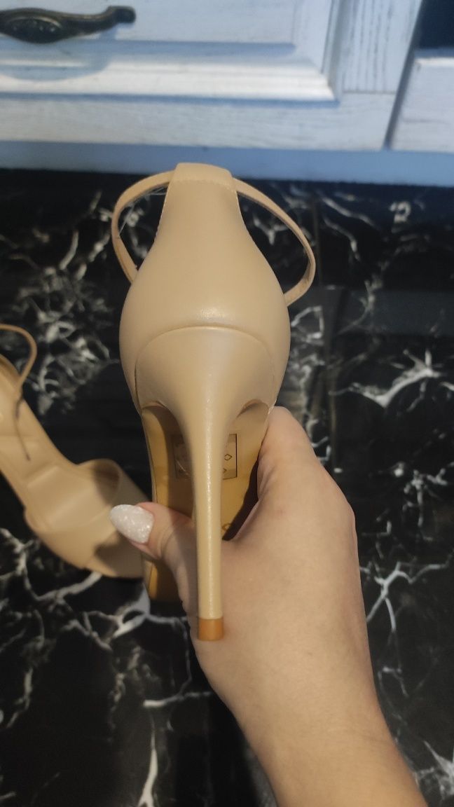 Босоніжки кожані ALDO оригінал вищої якості.