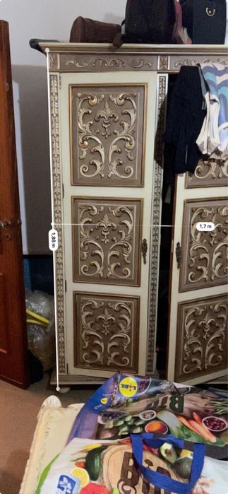 Guarda-roupa clássico com detalhes entalhados – 3 portas